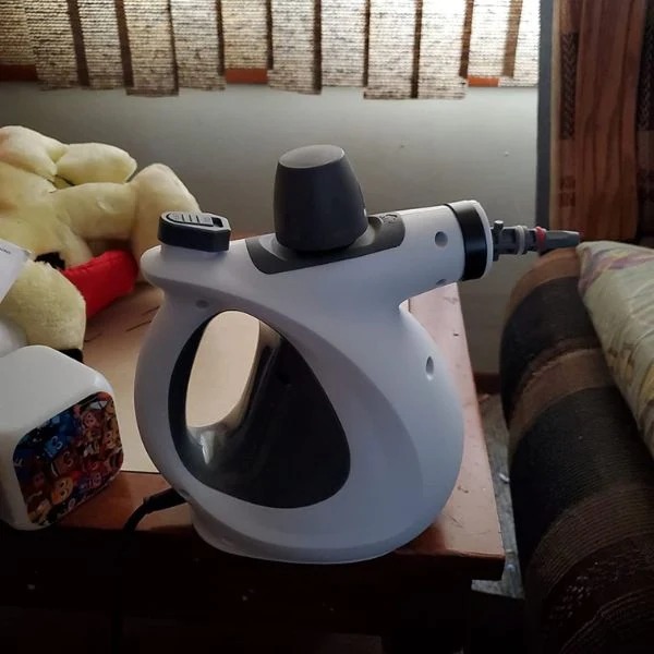 Le nettoyeur vapeur Flotty posé sur une table