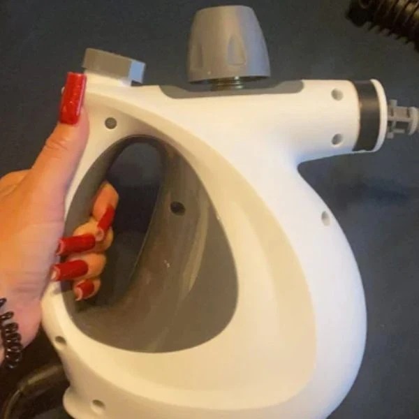 Le nettoyeur vapeur Flotty tenu en main